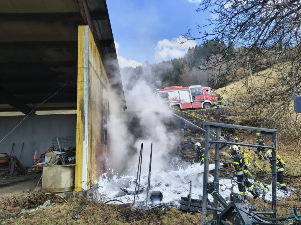 Ein Bild auf 5min.at zeigt den Feuerwehreinsatz in Hochfeistritz.