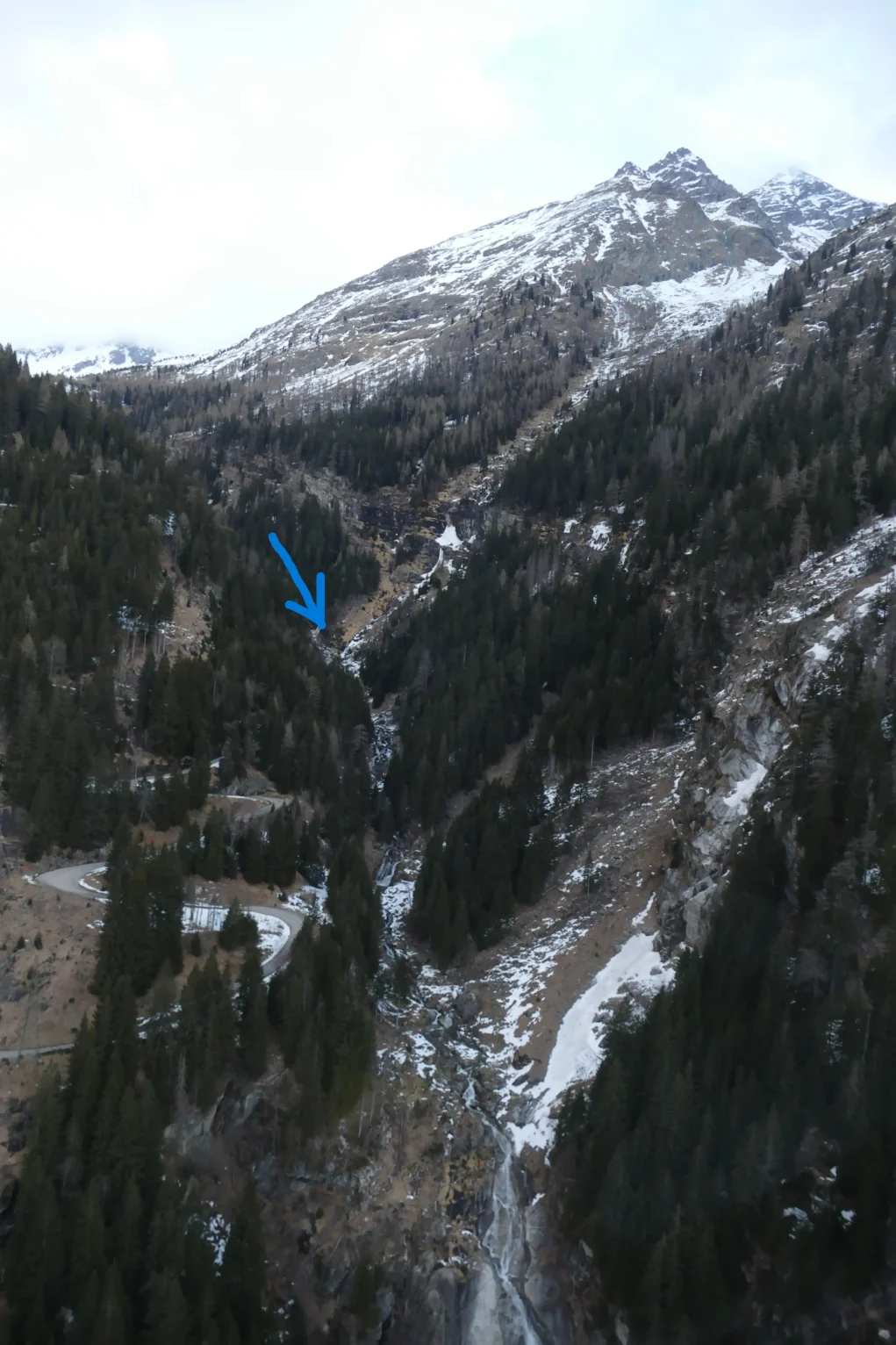 Das Bild auf 5min.at zeigt den Auffindungsort eines Verunglückten.