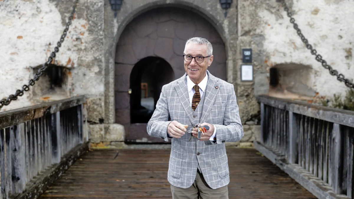 Auf dem Foto von www.5min.at sieht man Karl Kranawetter auf der Burg Oberkapfenberg.