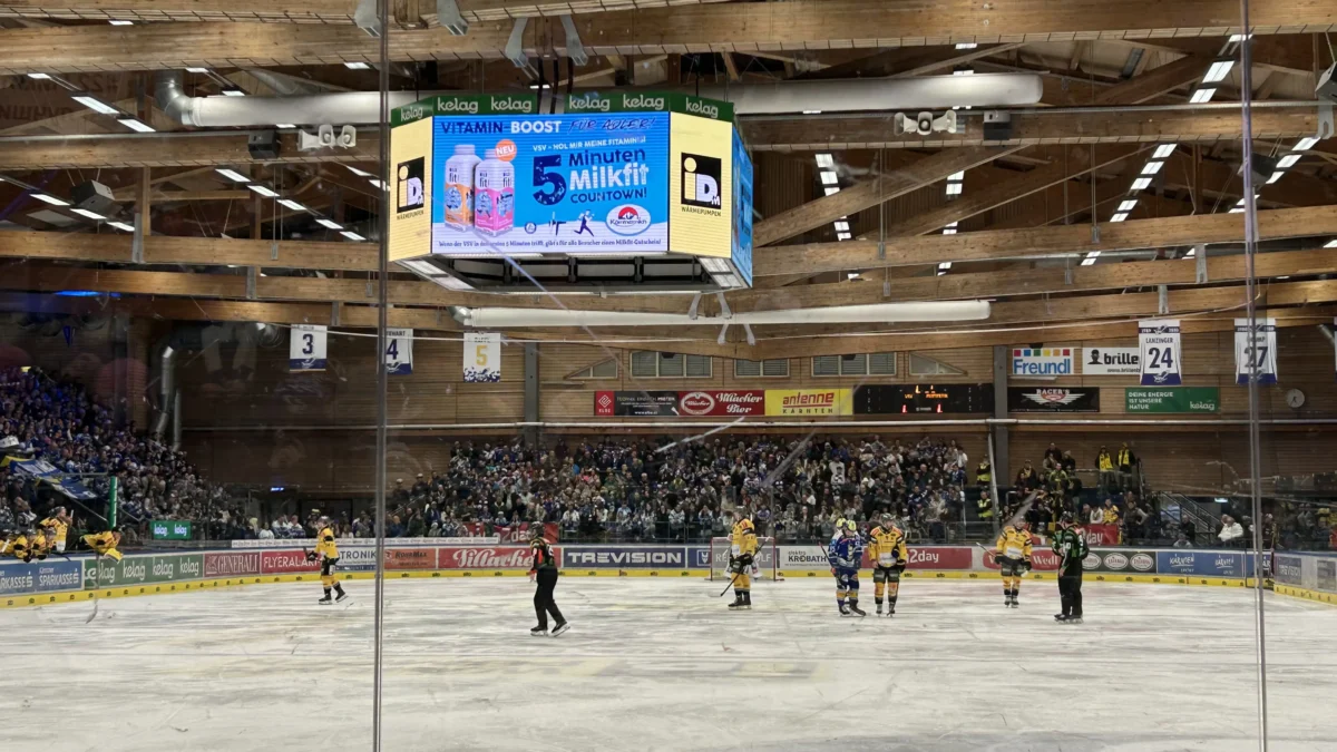 Das Bild auf 5min.at zeigt Spieler des EC VSV und des HC Pustertal.