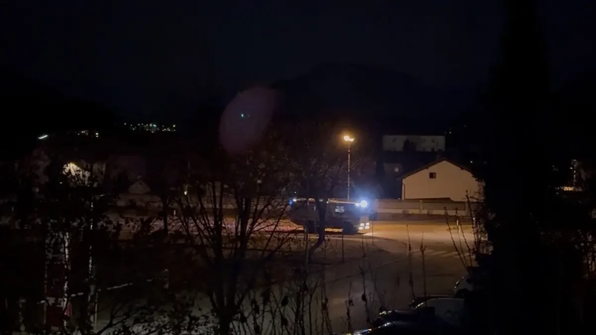Das Bild auf 5min.at zeigt ein Feuerwehrauto in Klagenfurt bei Nacht.