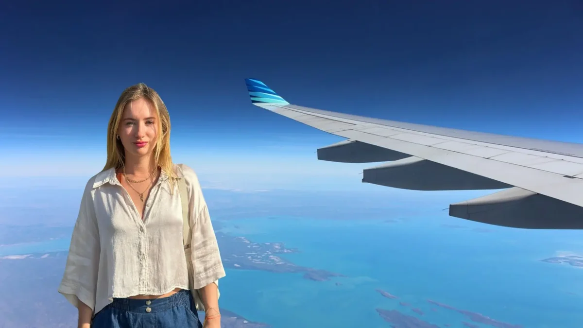 Das Bild zeigt Rita B. und ein Flugzeug auf 5min.at.