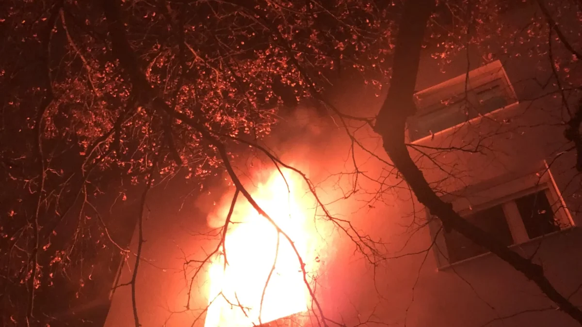 Auf dem Foto von www.5min.at sieht man eine Wohnung in Graz, die in Flammen steht.