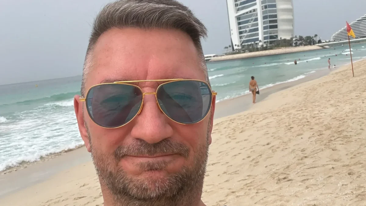 Auf dem Foto von www.5min.at sieht man Walter Temmer in Dubai.