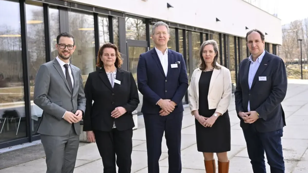 Das Bild auf 5min.at zeigt Wirtschaftslandesrat Sebastian Schuschnig, Elisabeth Rothmüller-Jannach, WK-Obfrau der Sparte Transport und Verkehr, Aleksander Gerbec (ECUBES), Judith Neyer (BMVET) und Herwig Draxler, Leiter der Wirtschaftspolitik in der WK Kärnten.