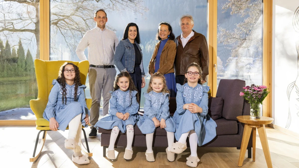 Das Bild auf 5min.at zeigt die Familie vom Brennseehof.