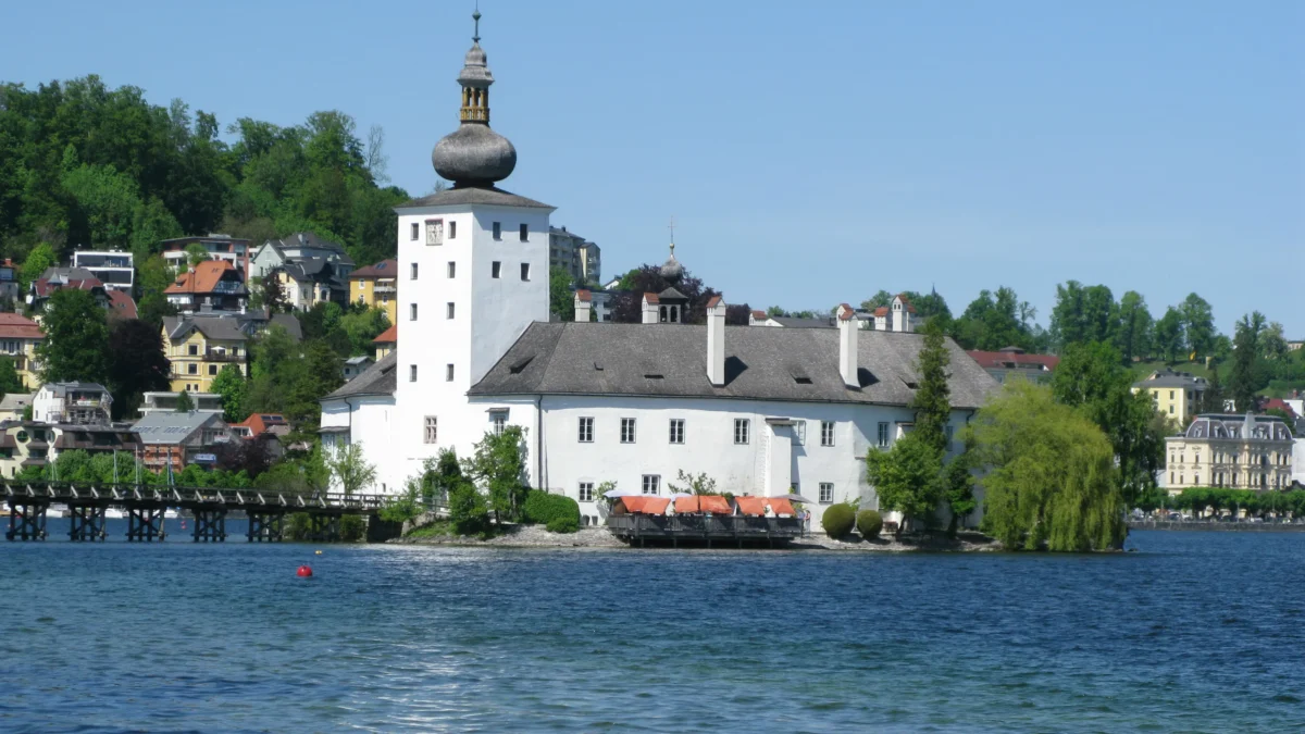 Bild auf 5min.at zeigt Gmunden Schloss Ort am Traunsee