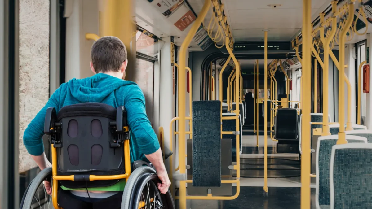 Bild auf 5min.at zeigt einen Rollstuhlfahrer in einem Bus.