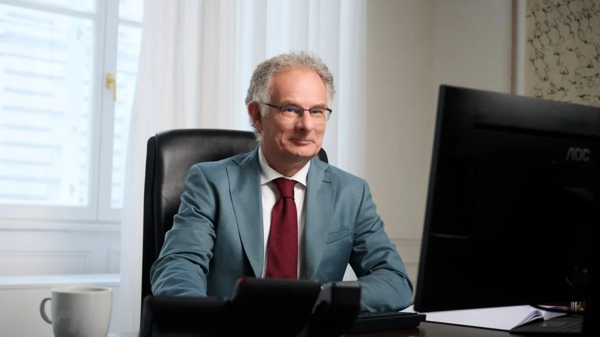 Foto in Beitrag von 5min.at zeigt Finanzminister Markus Marterbauer am Schreibtisch vorm Computer.