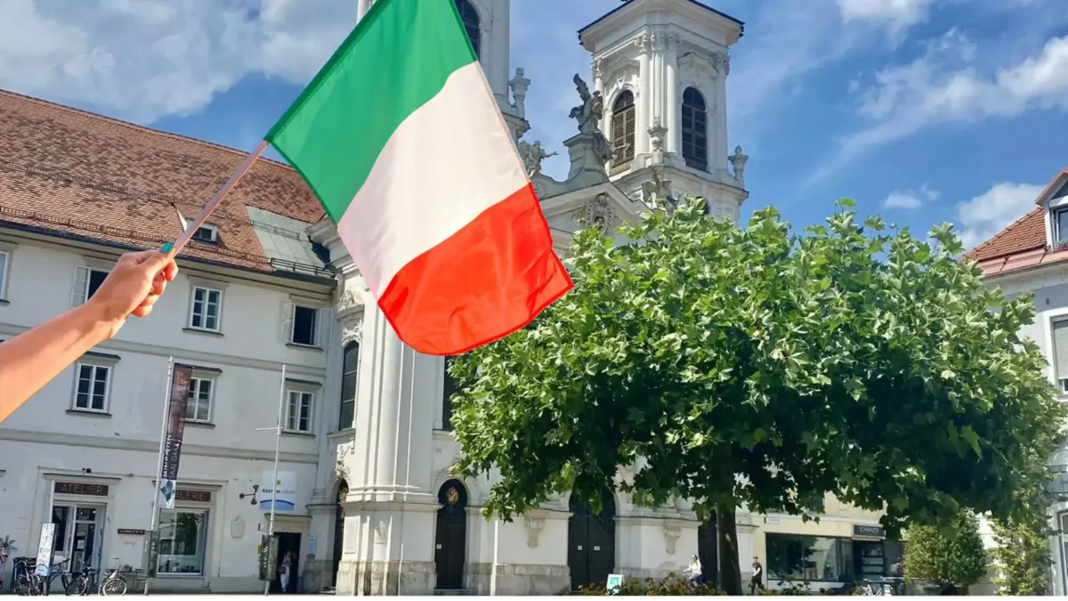 Auf dem Foto von www.5min.at sieht man eine Italien Flagge und den Grazer Mariahilferplatz.