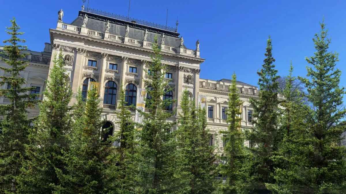 Auf dem Foto von www.5min.at sieht man die Uni Graz und viele Bäume.