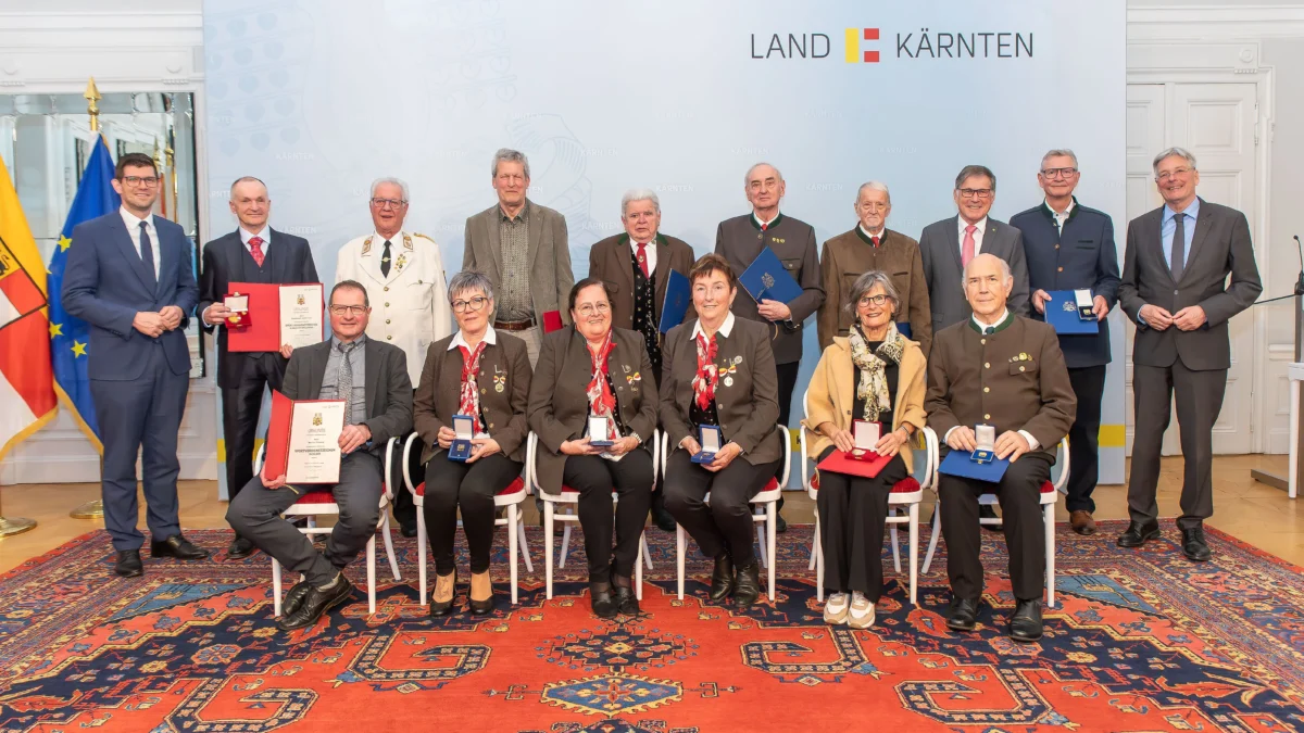 Das Bild auf 5min.at zeigt Teilnehmer einer Ehrung im Kärntner Spiegelsaal.