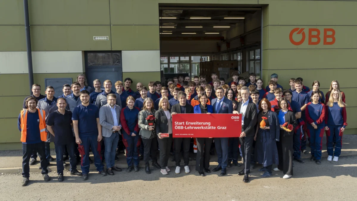 Bundesminister Peter Hanke (Bundesministerium für Innovation, Mobilität und Infrastruktur), Vorständin Silvia Angelo (ÖBB Infrastruktur) und ÖBB Konzernbetriebsrat Roman Hebenstreit (vida / ÖBB) bei der Pressekonferenz zur Erweiterung der Lehrwerkstätte in Graz.