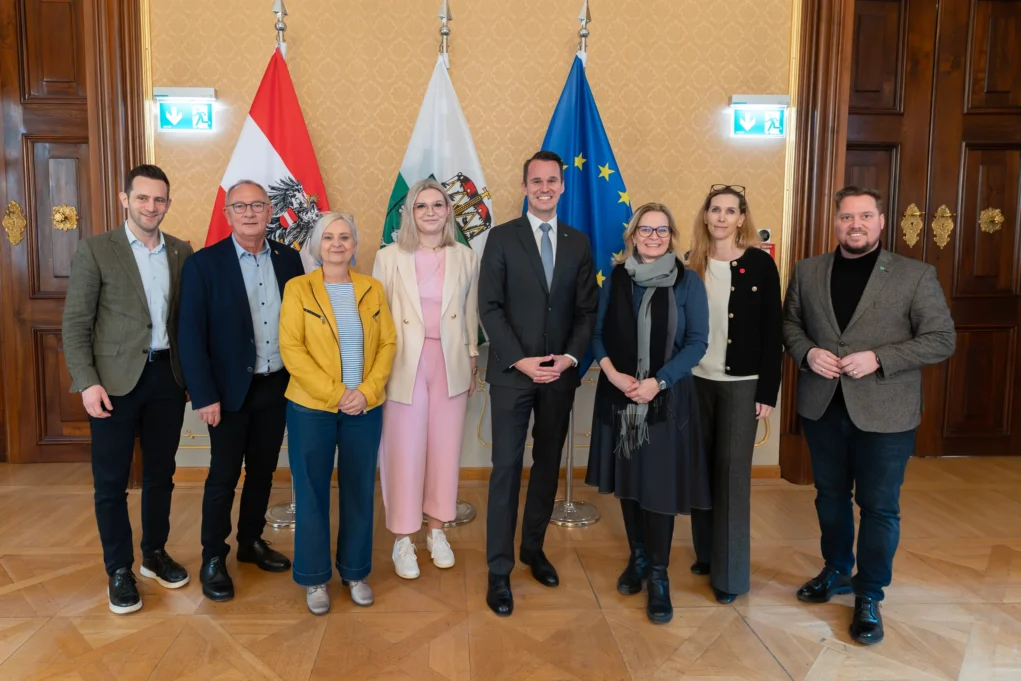 Klubobmann Lukas Schnitzer, LAbg. Detlev Eisel-Eiselsberg, Klubobfrau Claudia Klimt-Weithaler, LAbg. Chiara-Sophia Glawogger, Bildungslandesrat Stefan Hermann, LAbg. Veronika Nitsche, LAbg. Bettina Schoeller und Klubobmann Marco Triller (v. l.) vertraten die steirische Landespolitik beim Bildungsgipfel