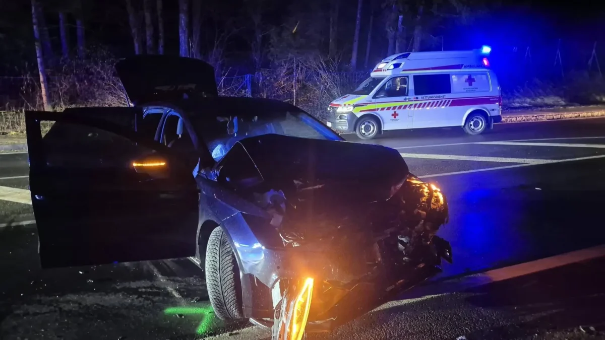 Ein Bild auf 5min.at zeigt den Verkehrsunfall in Winkl. Ein Auto ist beschädigt, dahinter steht ein Rettungswagen.
