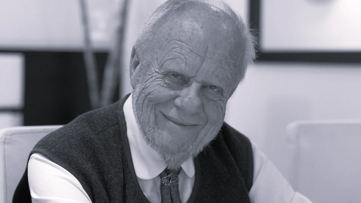 Ein Bild auf 5min.at zeigt eine Schwarz/Weiß-Aufnahme von Arno Artner.