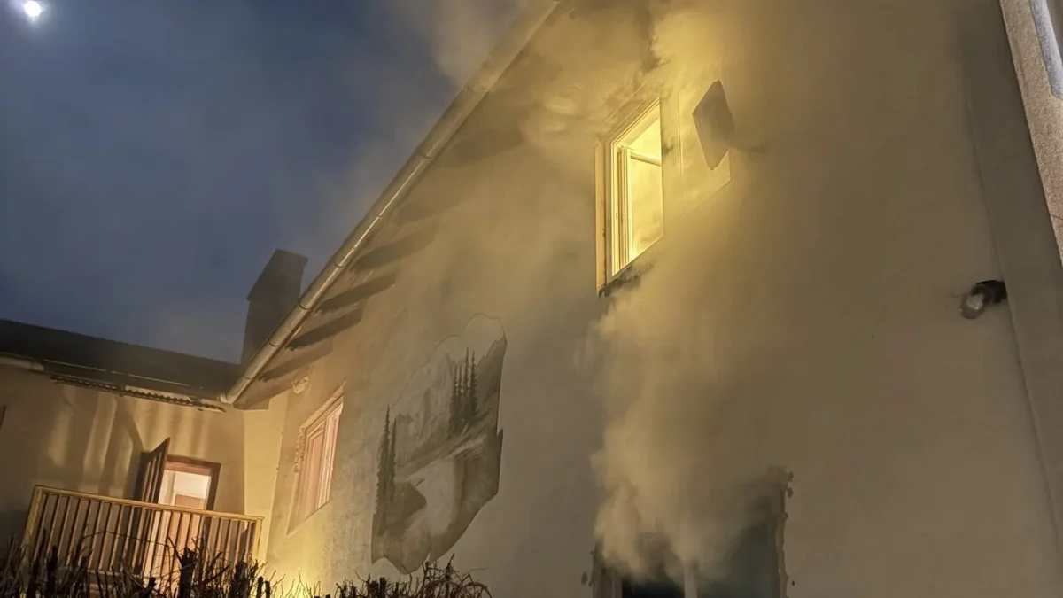 Foto in Beitrag von 5min.at zeigt das stark rauchende Gebäude.