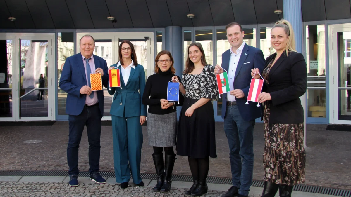 Ein Bild auf 5min.at zeigt Direktor Franz Furtschegger, Spanisch-Professorin Gertrude Lautner, Fit4Europe Koordinatorin Prof. Maria Casamassima, Erasmus+ Co-Koordinatorin Marie Knabl, Vizebürgermeister Patrick Jonke und Sandra Oswald-Sitter, administrativ zuständig für die internationalen Beziehungen der Stadt Klagenfurt.