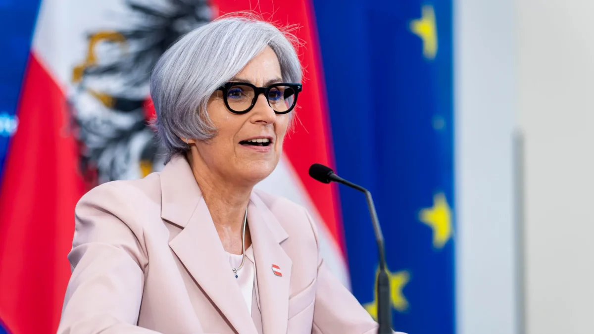 Foto in Beitrag von 5min.at zeigt Justizministerin Anna Sporrer.