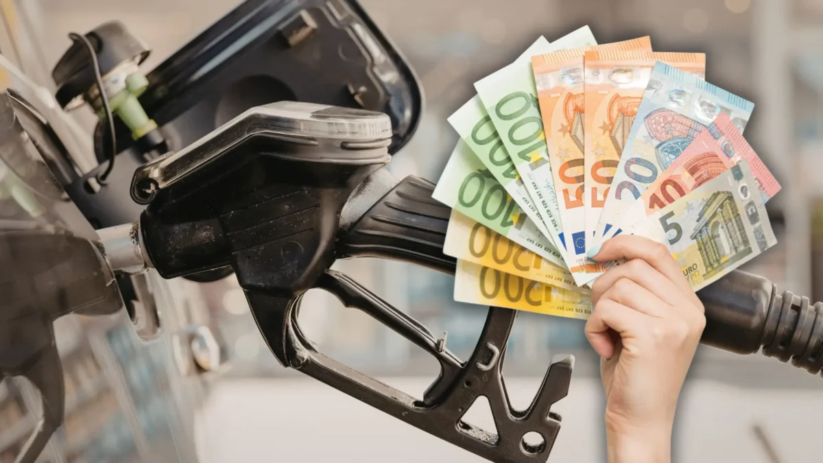 Foto in Beitrag von 5min.at zeigt eine Hand mit Geldscheinen und ein Auto das getankt wird.