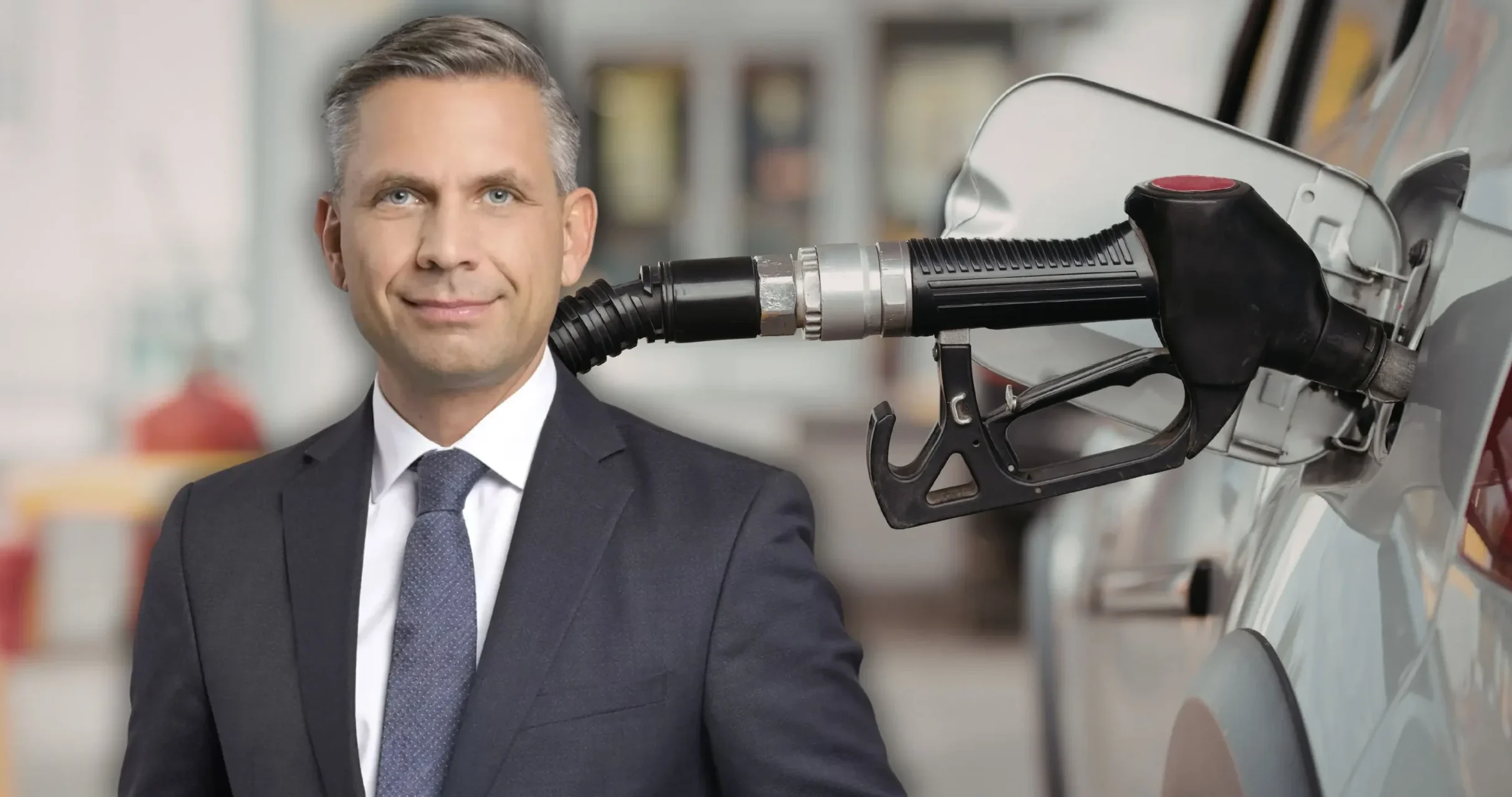 Foto in Beitrag von 5min.at zeigt Wirtschaftsminister Wolfgang Hattmannsdorfer vor einem betankten Auto.