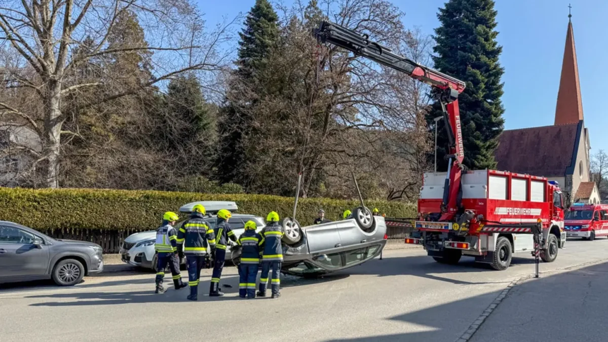 Ein Bild auf 5min.at zeigt den Einsatz nach dem Verkehrsunfall in Spittal.