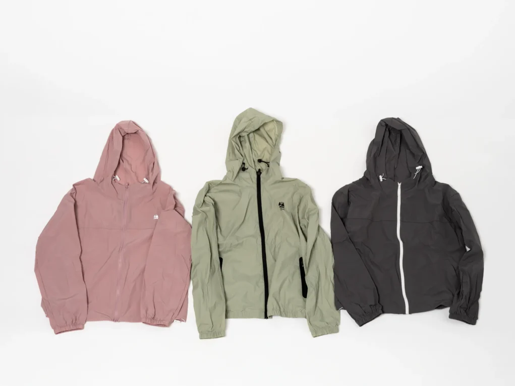 Ein Bild auf 5min.at zeigt drei Jacken.