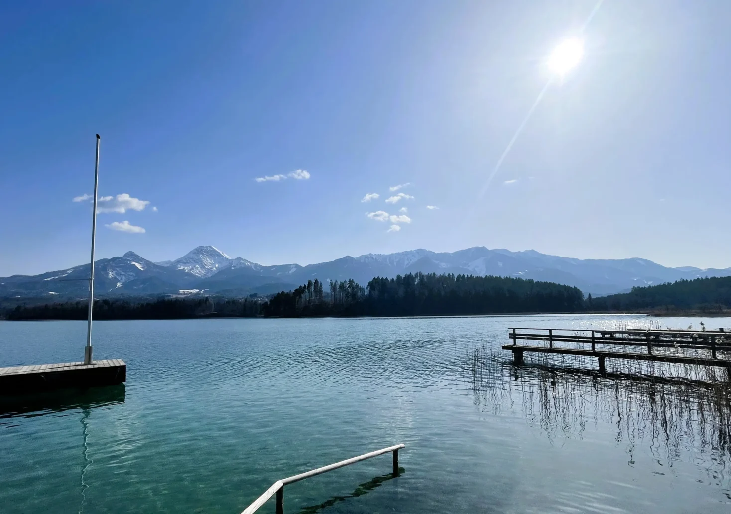 Ein Bild auf 5min.at zeigt den strahlend blauen Himmel über dem Faaker See.