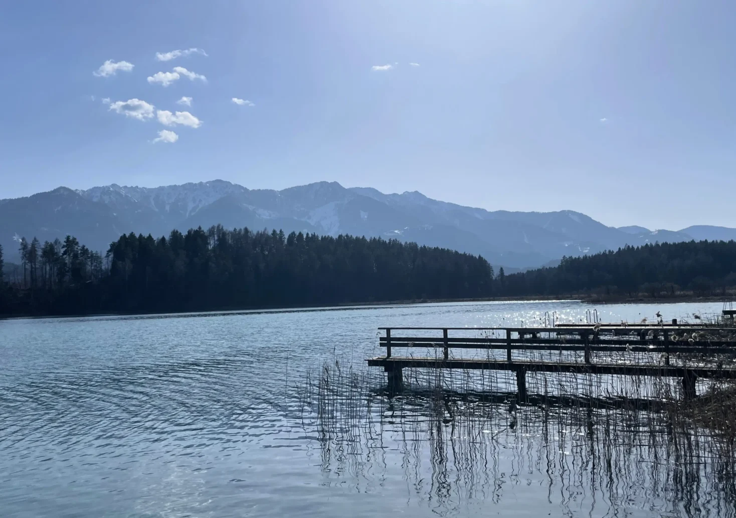 Ein Bild auf 5min.at zeigt den strahlend blauen Himmel über dem Faaker See.