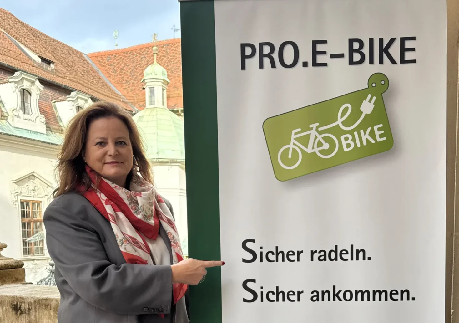 Verkehrslandesrätin Claudia Holzer empfiehlt, die kostenlosen E-Bike-Fahrsicherheitstrainings zu nutzen, um sicherer im Straßenverkehr unterwegs zu sein.