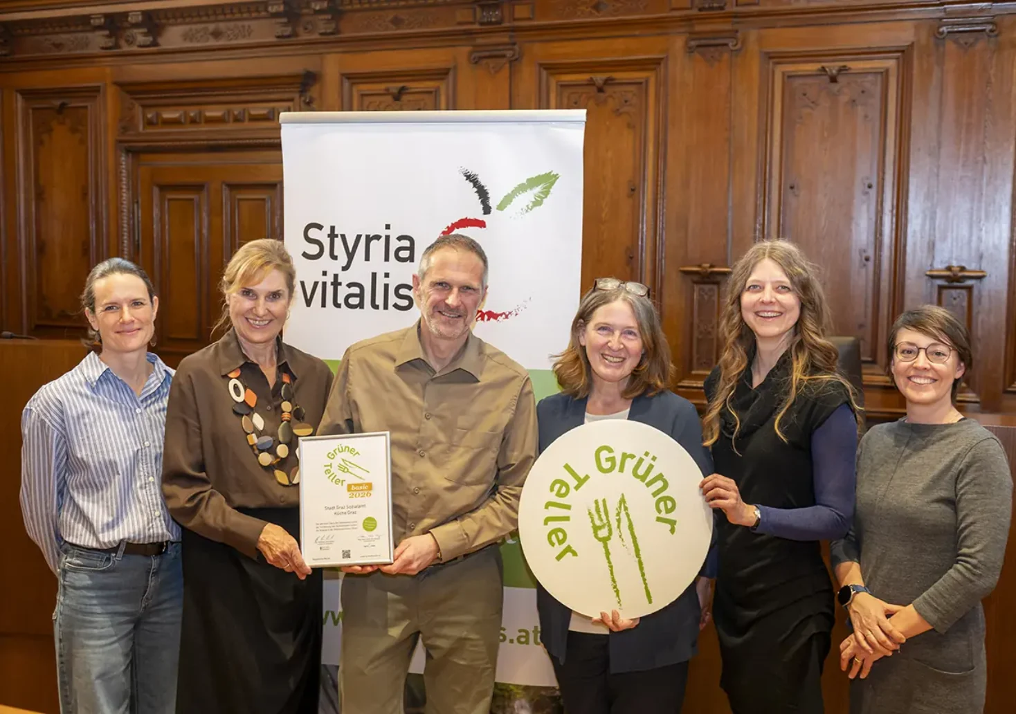 Bürgermeisterin Elke Kahr (3. v. r.) mit Franz Gerngroß, Andrea Fink (2. v. l.), Katharina Herberhold (r.), Sura Dreier (2. v. r.) und Silvia Marchl.