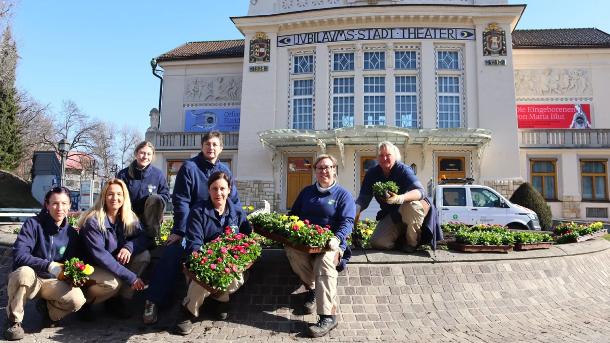 Ein Bild auf 5min.at zeigt Mitarbeiter der Abteilung Stadtgarten beim Pflanzen der Blumen vor dem Klagenfurter Stadttheater.