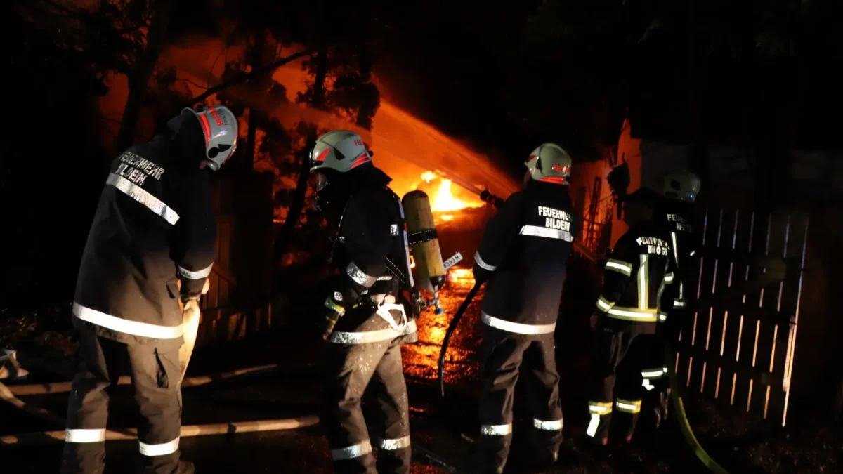 Auf dem Foto von www.5min.at sieht man ein abgebranntes Gebäude.