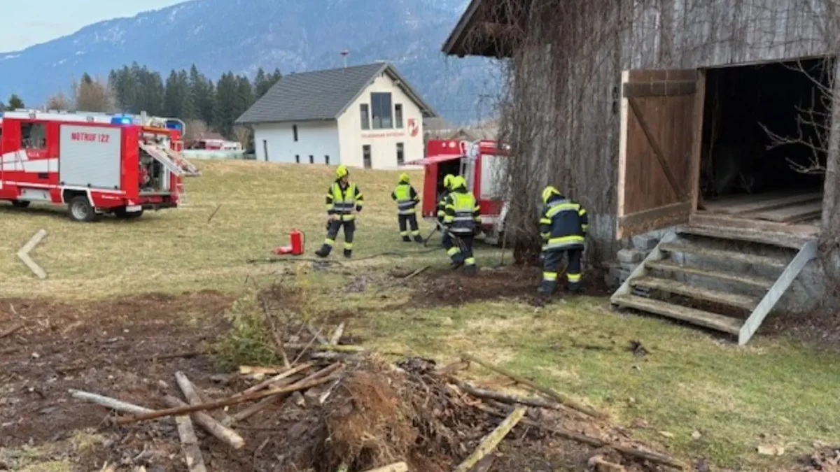 Ein Bild auf 5min.at zeigt den Löscheinsatz in Hermagor.