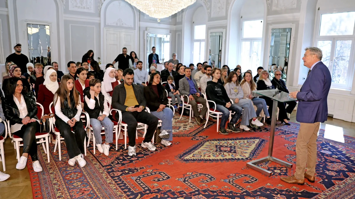 Das Bild auf 5min.at zeigt die Verleihung der Staatsbürgerschaft im Spiegelsaal der Kärntner Landesregierung.