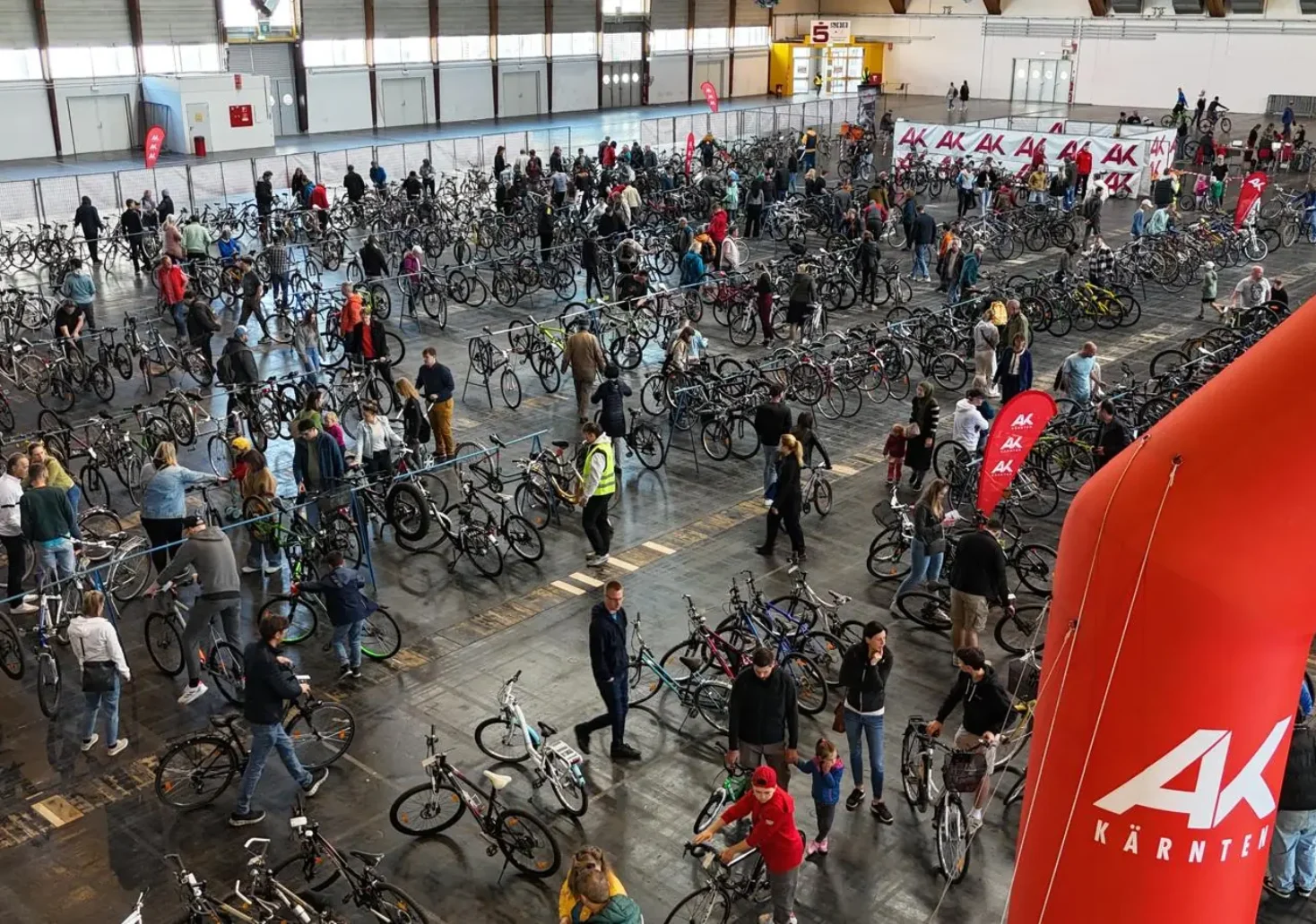 Ein Bild auf 5min.at zeigt unzählige Fahrräder in der Messehalle.