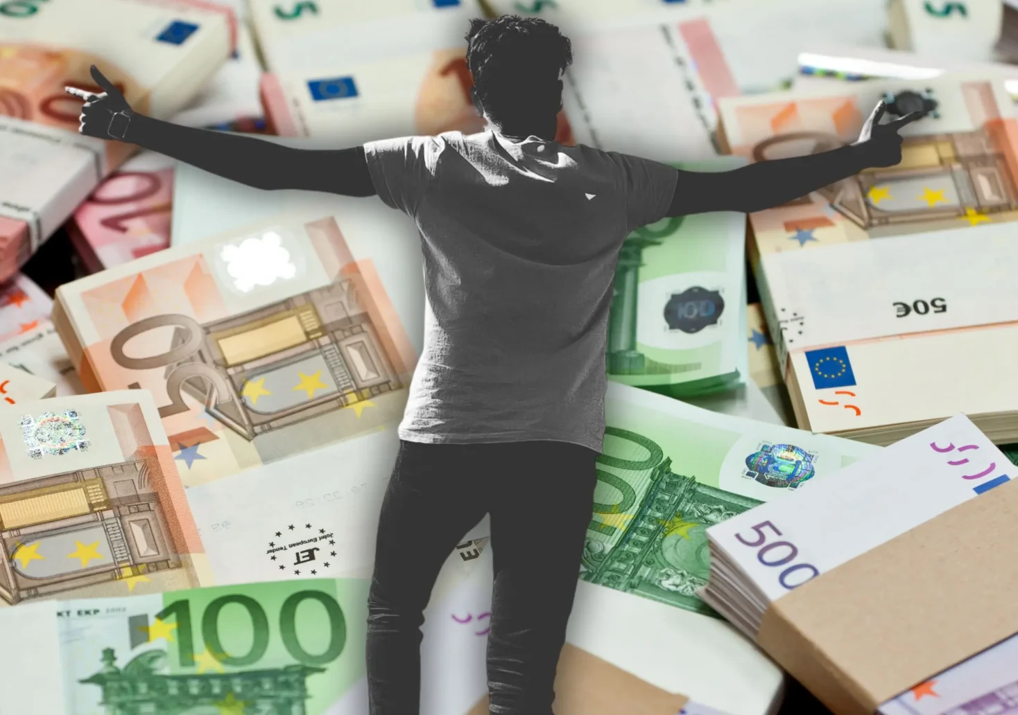 Foto in Beitrag von 5min.at zeigt einen Mann, der sich freut, vor einigem an Geld.