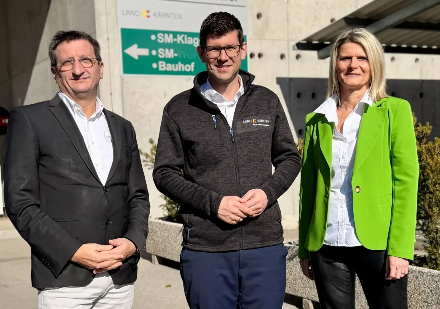 Das Bild zeigt mehrere Personen vor einer Straße in Kärnten auf 5min.at.