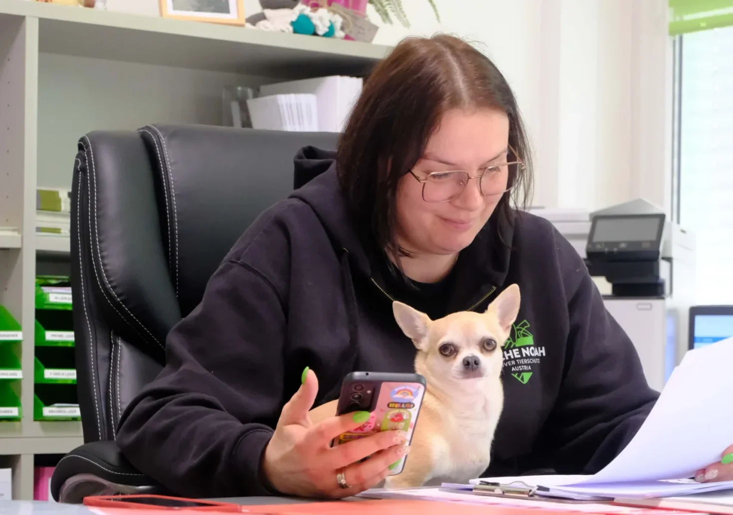 Foto auf 5min.at zeigt eine Frau und einen Hund.