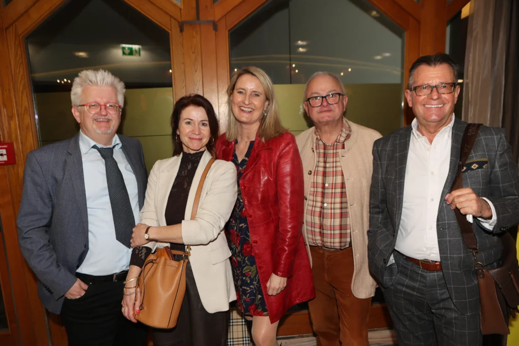 Das Bild auf 5min.at zeigt Teilnehmer am Raiffeisen-Konjunktur-Forum im Casineum Velden.