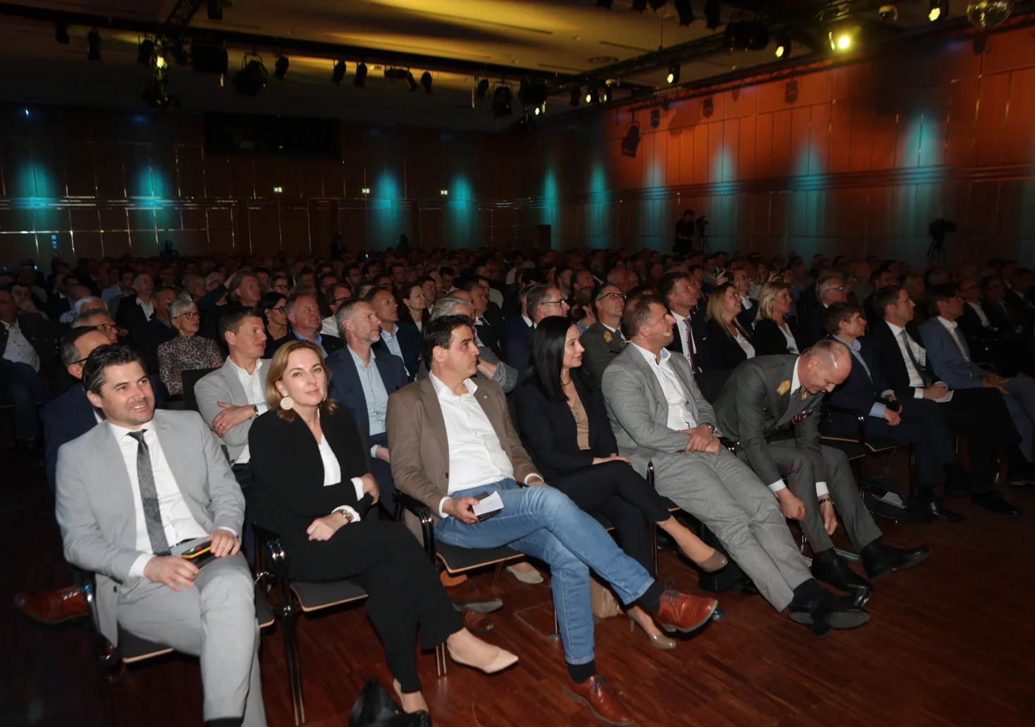 Das Bild auf 5min.at zeigt Teilnehmer am Raiffeisen-Konjunktur-Forum im Casineum Velden.