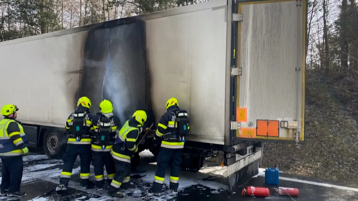 Das Bild zeigt einen brennenden LKW auf 5min.at.