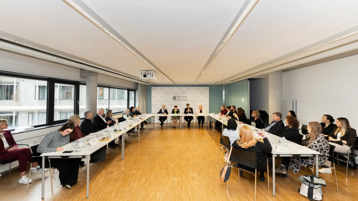 Foto auf 5min.at zeigt das Netzwerktreffen Gewaltprävention mit Expertinnen und Experten sowie Regierungsvertretern und Klubobleuten: Austausch intensivieren und Netzwerk enger knüpfen als Ziel.