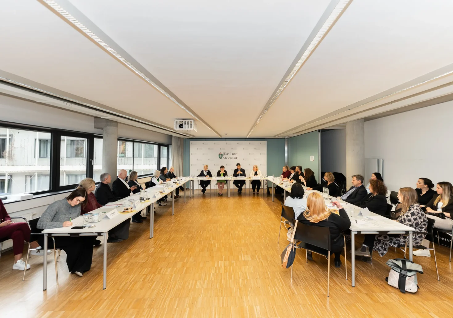 Foto auf 5min.at zeigt das Netzwerktreffen Gewaltprävention mit Expertinnen und Experten sowie Regierungsvertretern und Klubobleuten: Austausch intensivieren und Netzwerk enger knüpfen als Ziel.