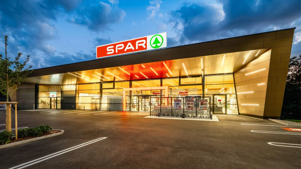 Foto in Beitrag von 5min.at zeigt einen SPAR-Markt bei Nacht.