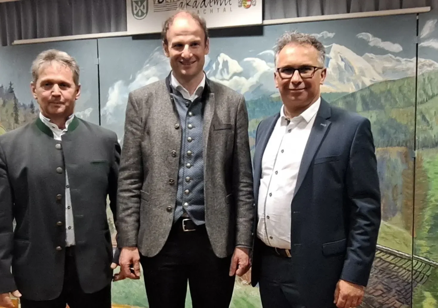 Ein Bild auf 5min.at zeigt 1. Vizebürgermeister Martin Guggenberger, Bürgermeister Bernhard Knotz und 2. Vizebürgermeister Gerald Kubin.