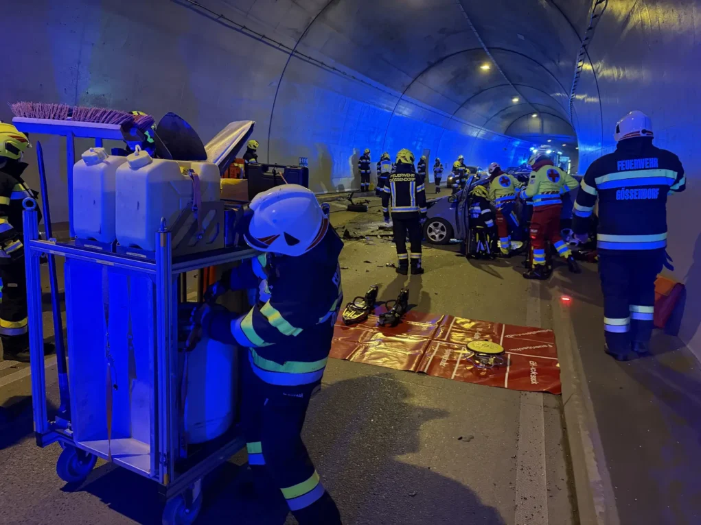 Bild auf 5min.at zeigt einen Einsatz nach einem Verkehrsunfall in einem Tunnel.