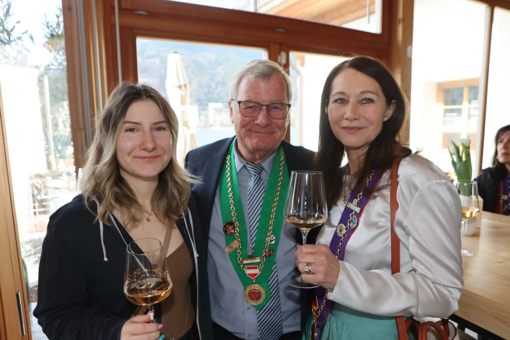 Ein Bild auf 5min.at zeigt Mitglieder des Chaîne des Rotisseurs in der Stiftschmiede in Ossiach.