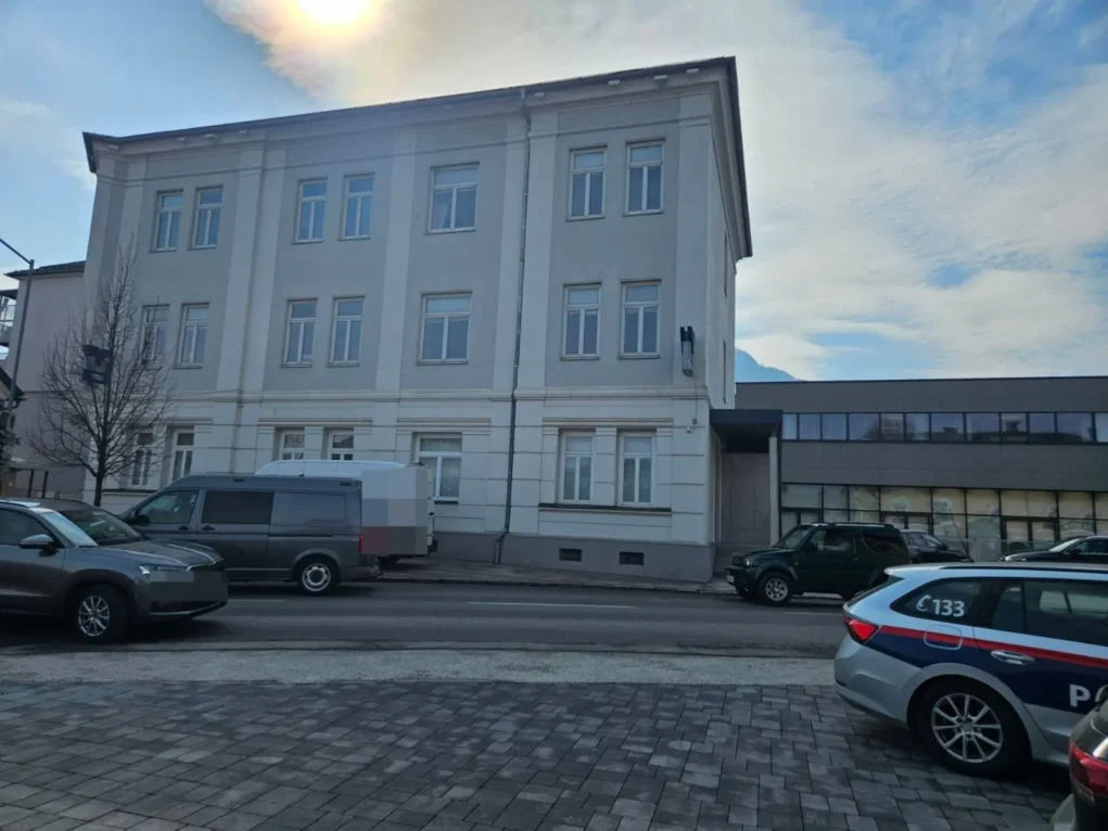 Ein Bild auf 5min.at zeigt die Bank in Ferlach.
