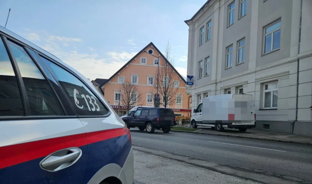 Ein Bild auf 5min.at zeigt die Bank in Ferlach.